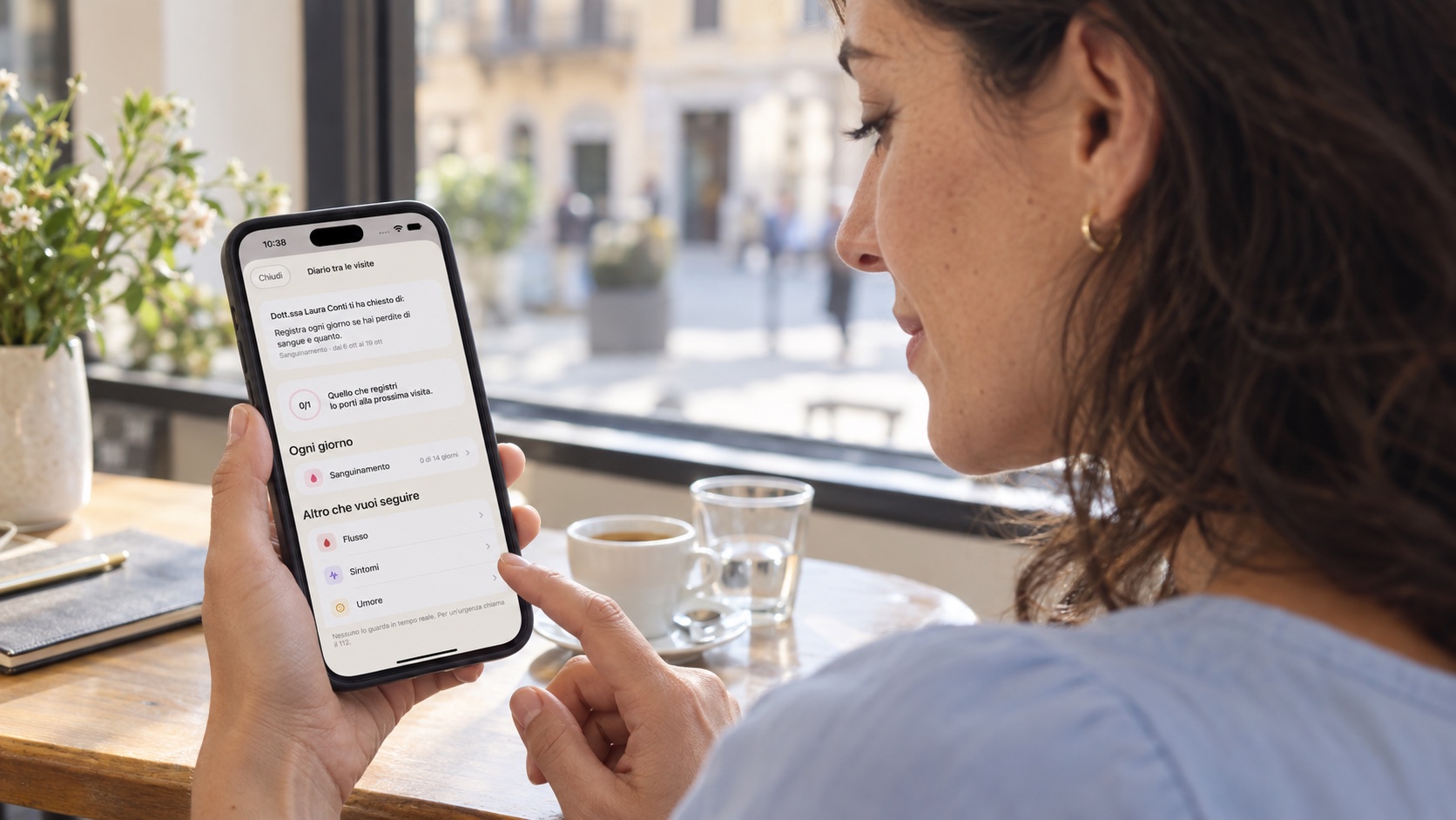 La paziente ritrova nell’app EVA la richiesta dello studio. Scena illustrativa.